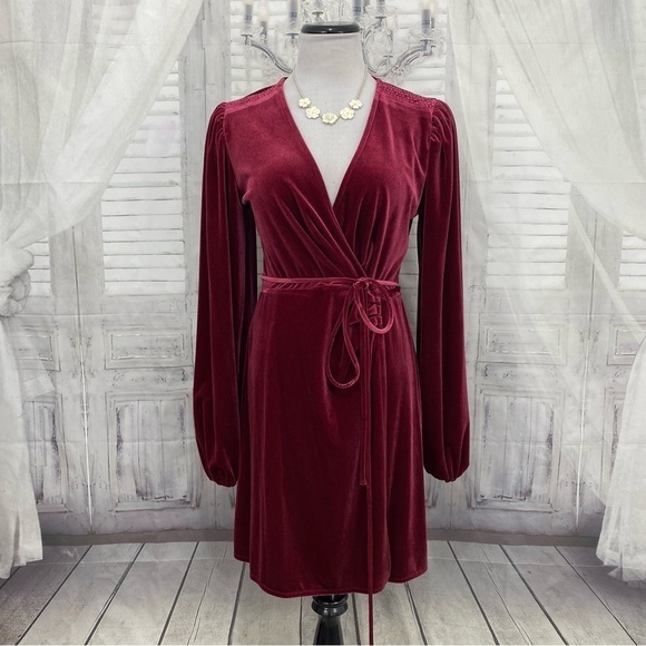 NEW Gianni Bini Burgundy Solid Red Velvet Wrap Dress Mini Long Sleeve V Neck Tie - Picture 1 of 13